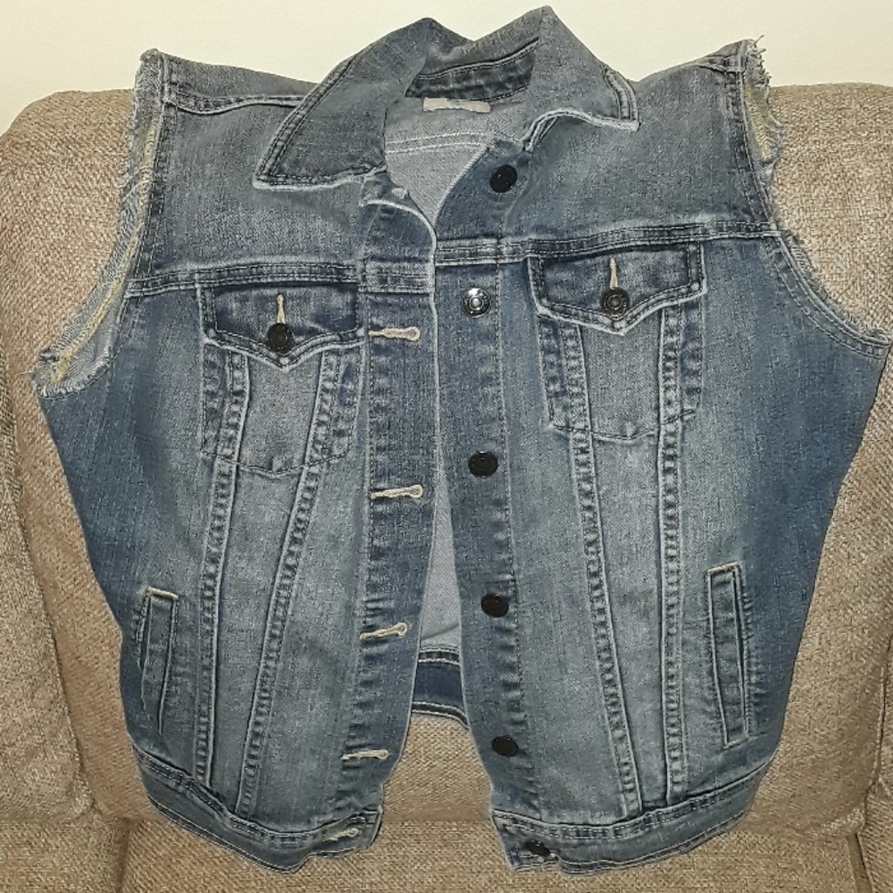 Sleeveless demin jacket